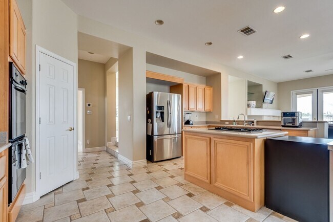 Building Photo - Luxurious, Entertainers Dream 4 Bedroom Home