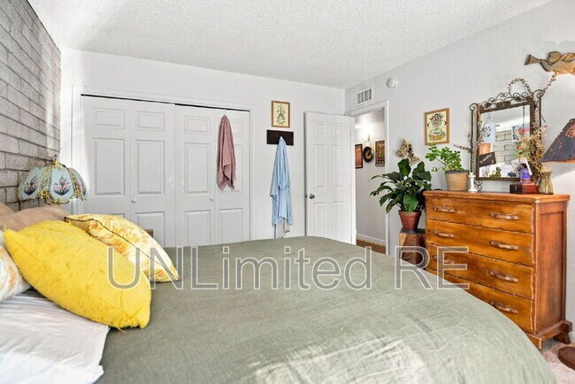 Building Photo - 1811 N Meadow Lark Dr