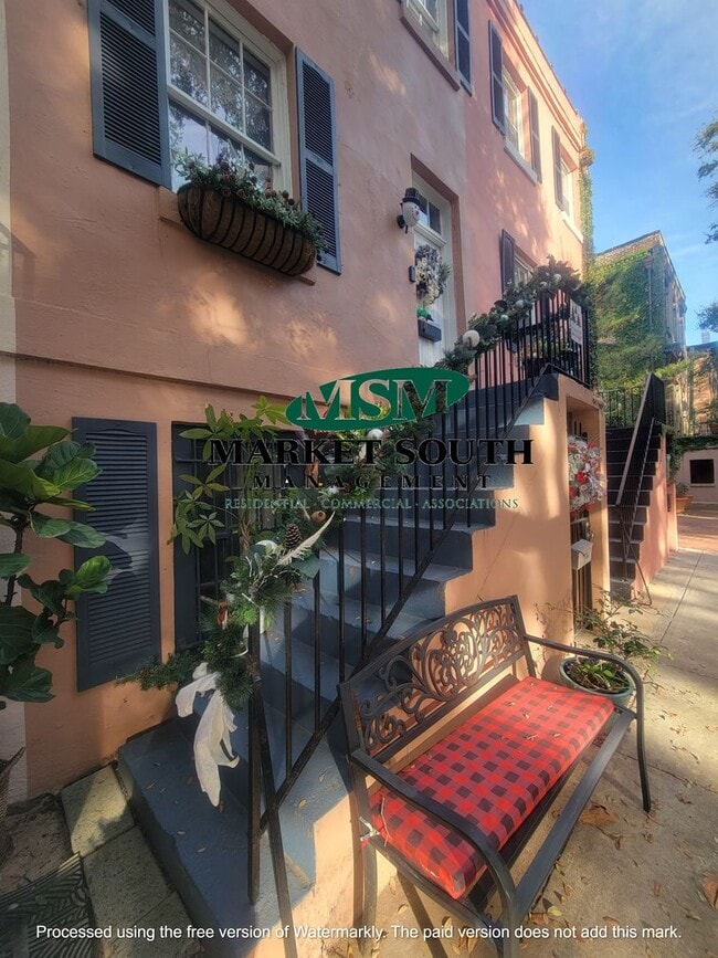 Building Photo - *REDUCED!* BEAUTIFUL JONES STREET APARTMENT