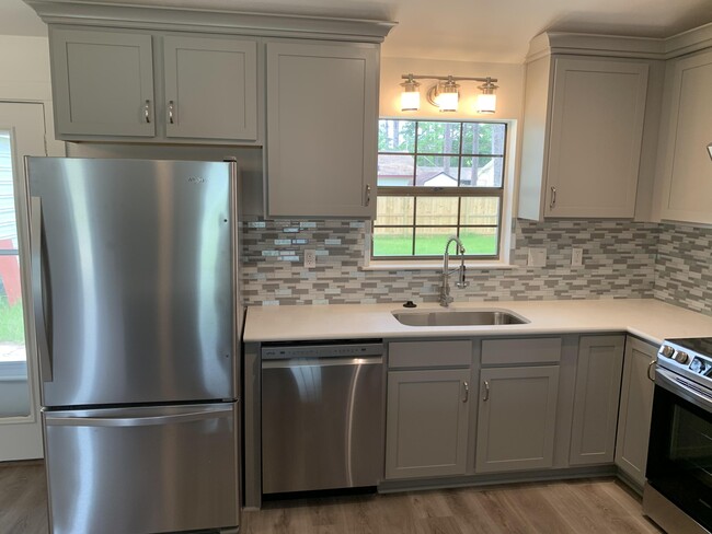 Building Photo - 1425 Mixon Dr