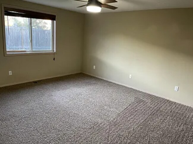 Building Photo - Charming One-Level Ranch in Peaceful Battl...