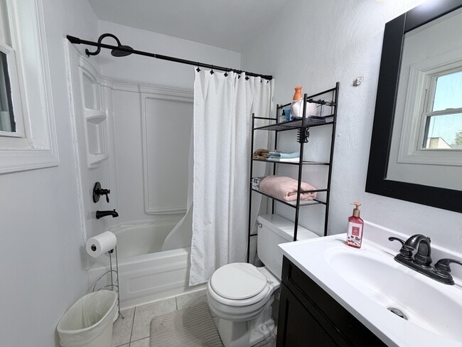 Building Photo - 3327 Lakecrest Rd