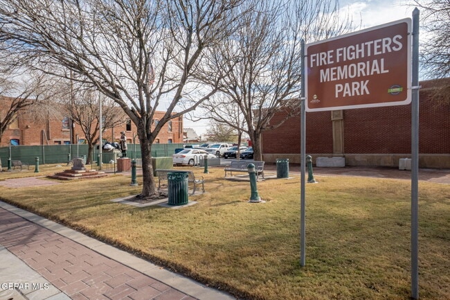 Building Photo - 404 W Overland Ave