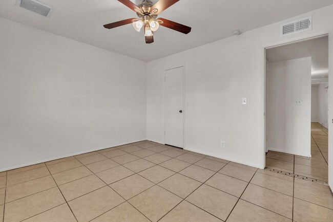 Building Photo - 5 Bed, 3 Bath, Pebble Tec Pool, Granite Counters Huge Kitchen Island