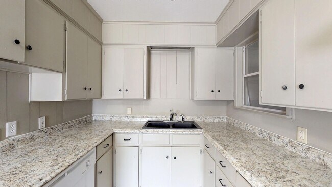 Building Photo - 3 Bedroom/1 Bath/2 Car Garage- Home