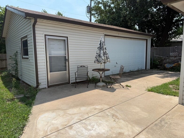 Building Photo - 208 N Marlen Ct
