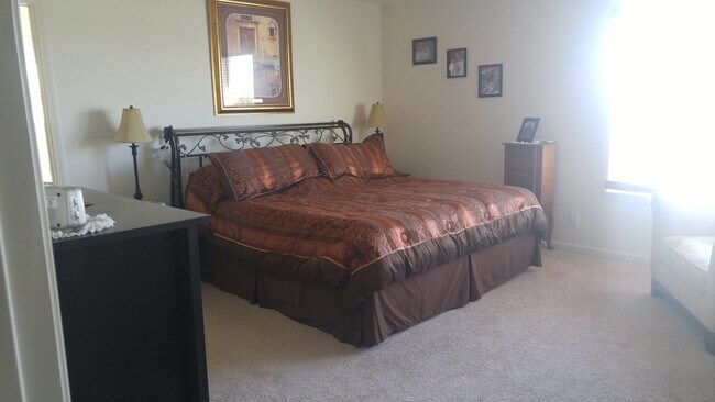 Building Photo - Modern 4 Bedroom, 2.5 Bath West Side Single Family Home