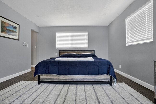 Building Photo - 1901 N Riverside Dr