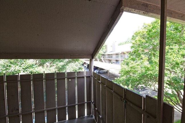 Building Photo - 10590 High Hollows Dr