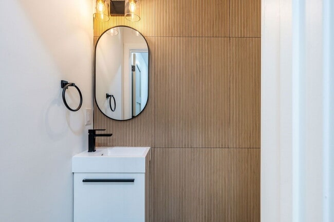 Building Photo - 609 S Orianna St