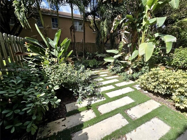 Building Photo - 1332 SE 26th Ter