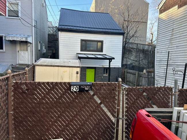 Building Photo - Luxury 2 bed 2 bath, amazing Southside loc...