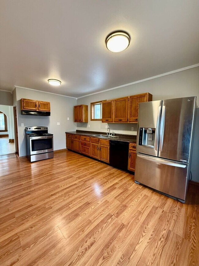 Building Photo - Available Feb 15th! Spacious 3–4 Bedroom Home in Prime Central Location