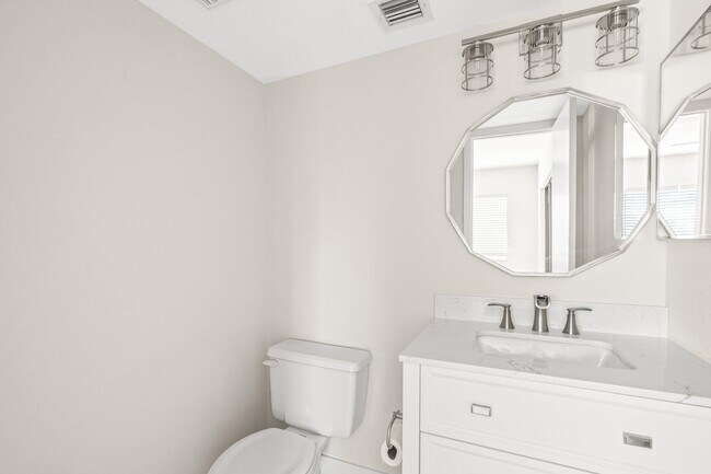 Building Photo - 343 Oak Harbour Dr