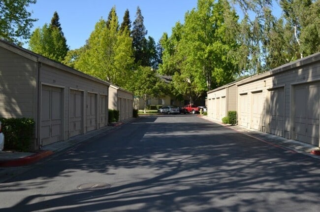 Building Photo - 2 bedroom 2 bath Condo in great neighborhood $3500
