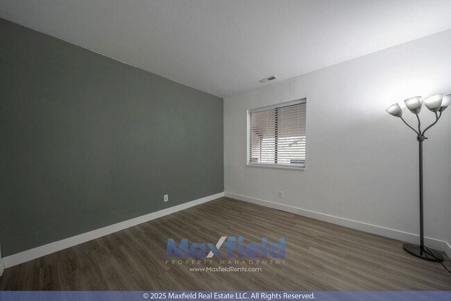 Building Photo - TOP LEVEL CONDO - 2BD 2 BA - NEW PAINT!