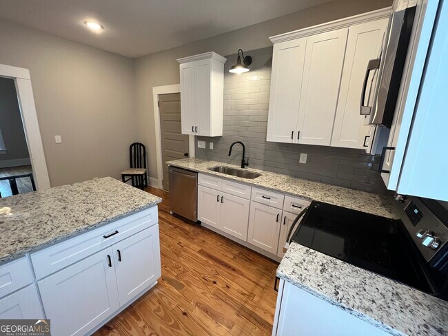 Building Photo - 14 Hazel St