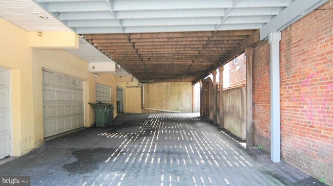 Building Photo - 706 S Bond St