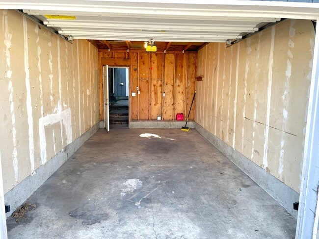 Building Photo - St. Johns Neighborhood Rowhouse with Detached Garage, Private Back Patio