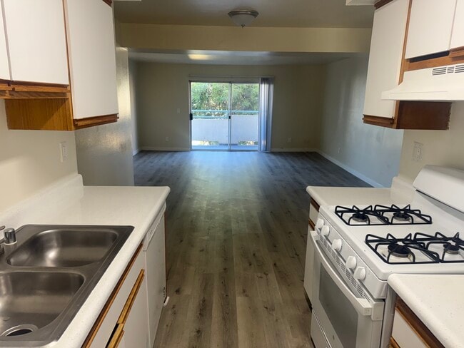 Building Photo - 14655 Sylvan Street