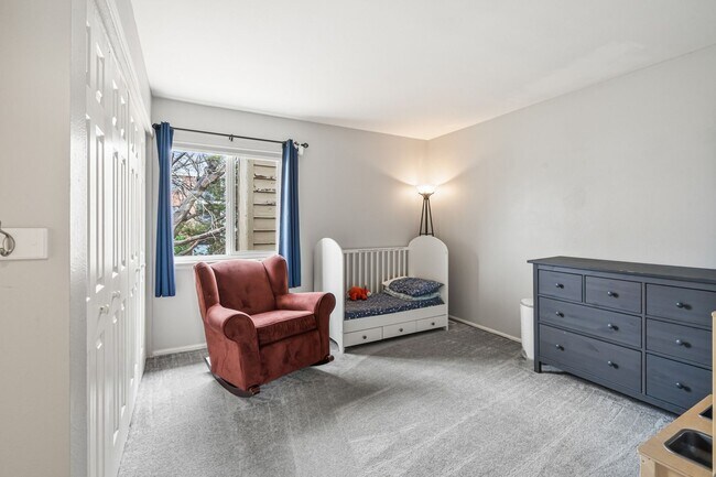 Building Photo - Spacious 3 Bedroom Townhouse-Style Condo N...