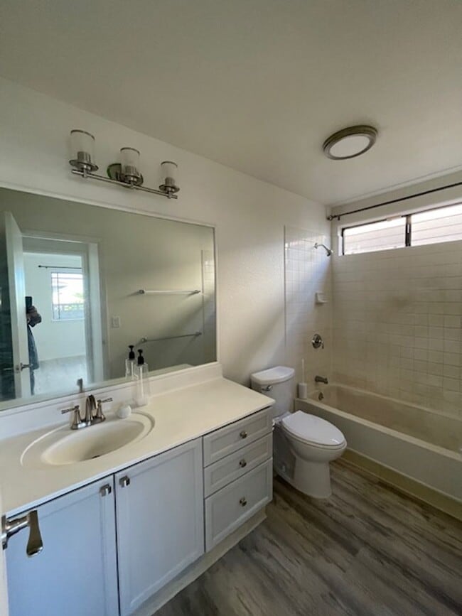 Building Photo - Royal Kunia 5 Bed 3 Bath 2 Car Garage