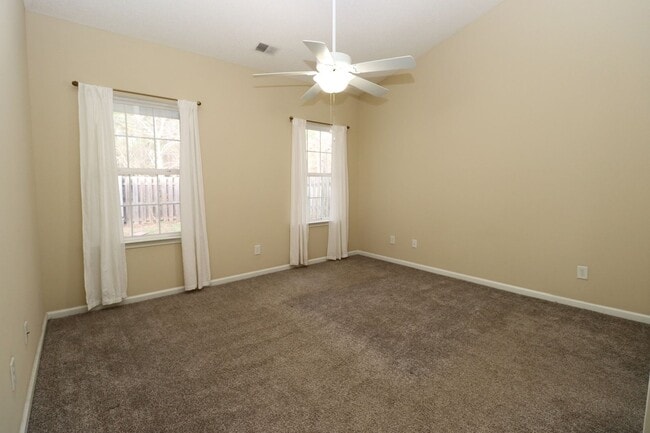 Building Photo - Fabulous 3 Bedroom home in highly desired community with a lake, pool, and clubhouse! Available M...