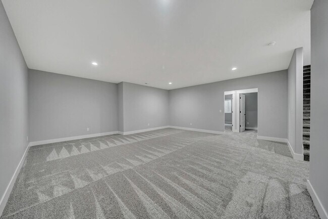 Building Photo - Beautiful Luxury Townhome