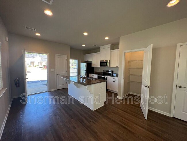 Building Photo - 620 Dobhill Ln