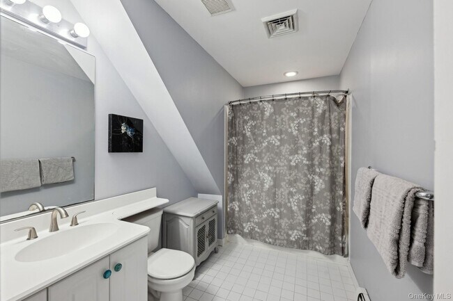 Building Photo - 12 Hildreth Rd S