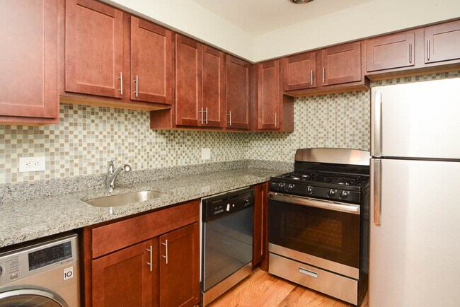 Building Photo - 696 Elm Pl