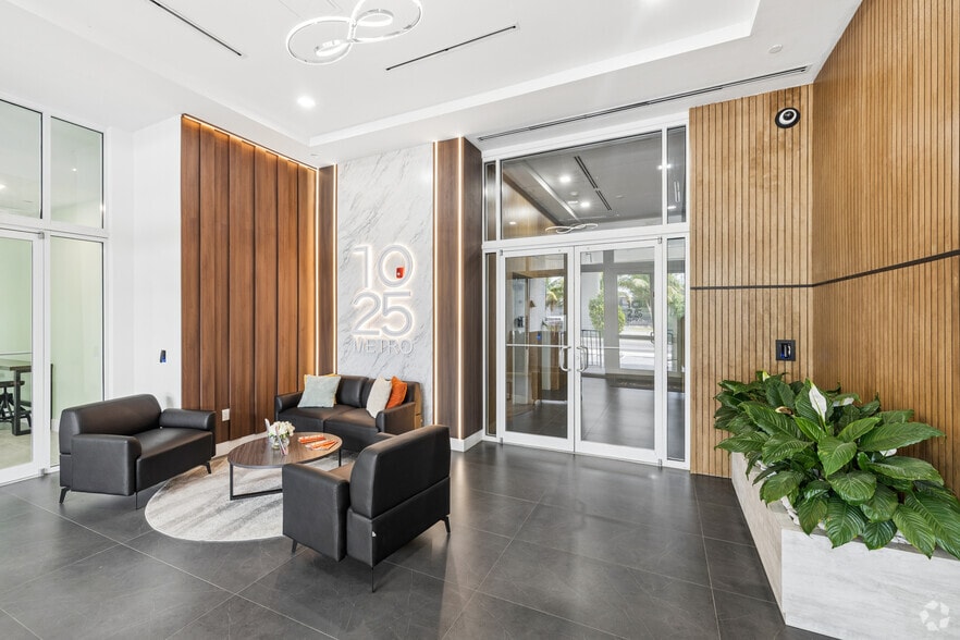 Lobby Photo - 1025 Metro