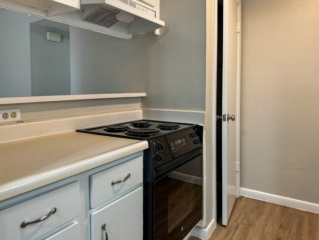 Building Photo - 2101 6th Ave N