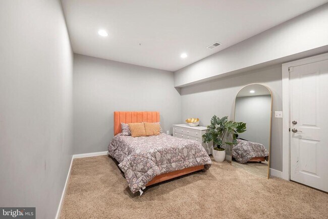 Building Photo - 710 E Howell Ave