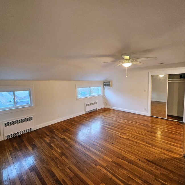 Vaulted ceiling - 212 Warren Ave