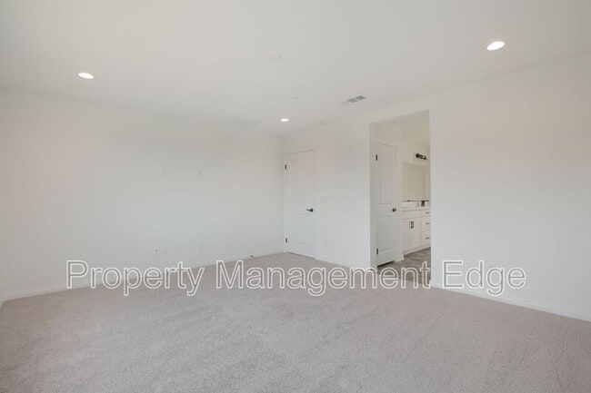 Building Photo - 4470 Hickory Ct