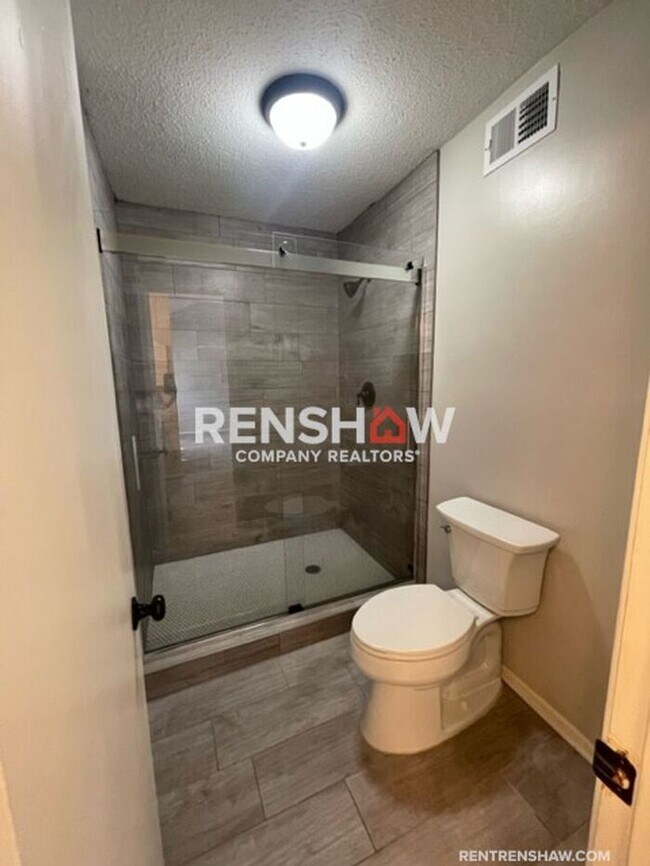 Building Photo - Unique 3 Bed / 2.5 Bath Condo - Move in Re...