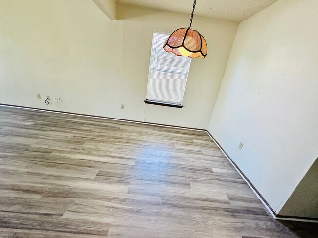 Building Photo - T068 DUNDE