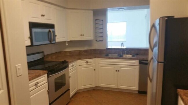 Building Photo - 3255 NE 184th St