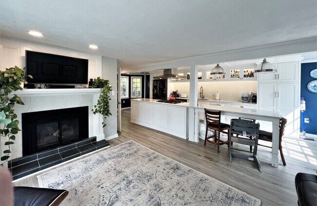 Building Photo - 4 Day St