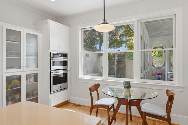 Building Photo - Capitol Hill Victorian Home | 3 Bed | 2.5 Bath | 2,700 Sf | Patio & Screened-In Porch | 2 Surface...