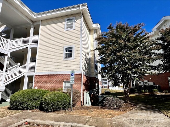 Building Photo - 8929 Meadow Vista Rd