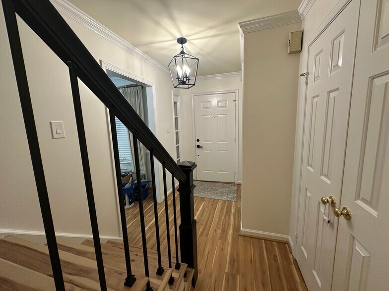Entryway/Stairs - 4629 Truman Ln