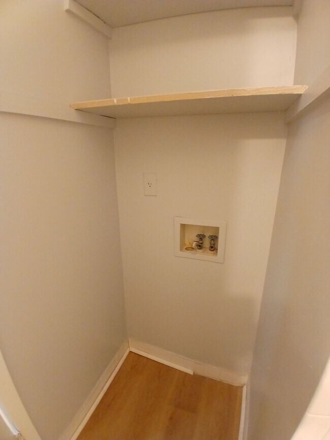 Building Photo - Raleigh Living: Updated 2-Bedroom with Modern Finishes