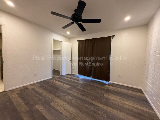 Building Photo - 6565 N 19th Ave