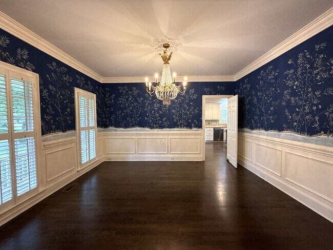 Building Photo - Cotswold Home