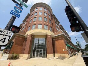 Building Photo - 6000 N Cicero Ave