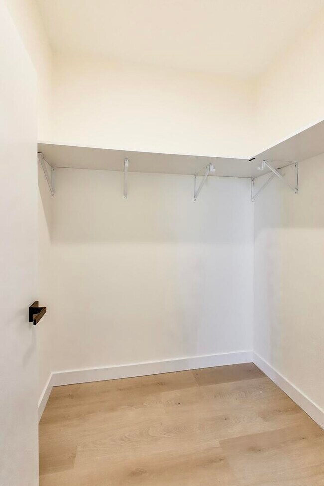 Building Photo - 1950 W Lawrence Ave