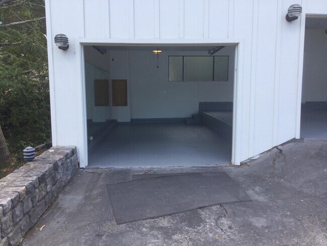 Building Photo - 55 Del Monte Dr
