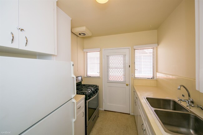 Building Photo - 1 br, 1 bath 4plex - 535 South Sierra Madr...